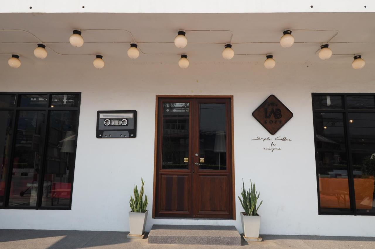 Labkoff Cafe And Hostel Канчанабури Экстерьер фото