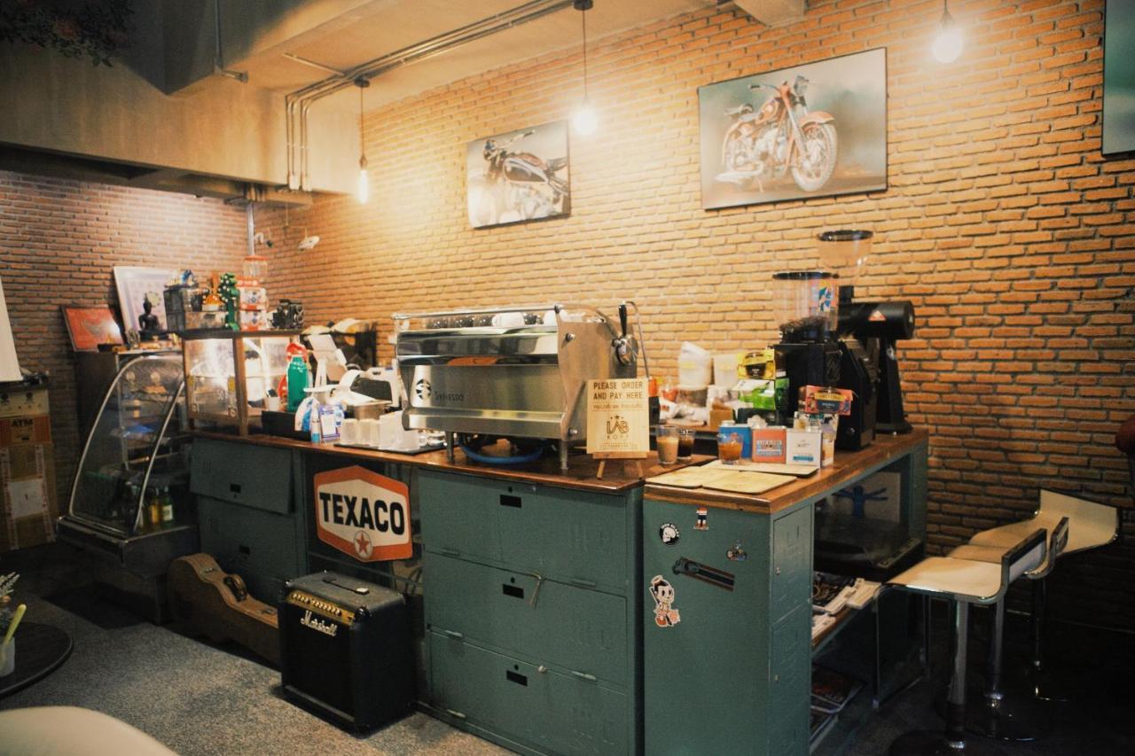 Labkoff Cafe And Hostel Канчанабури Экстерьер фото