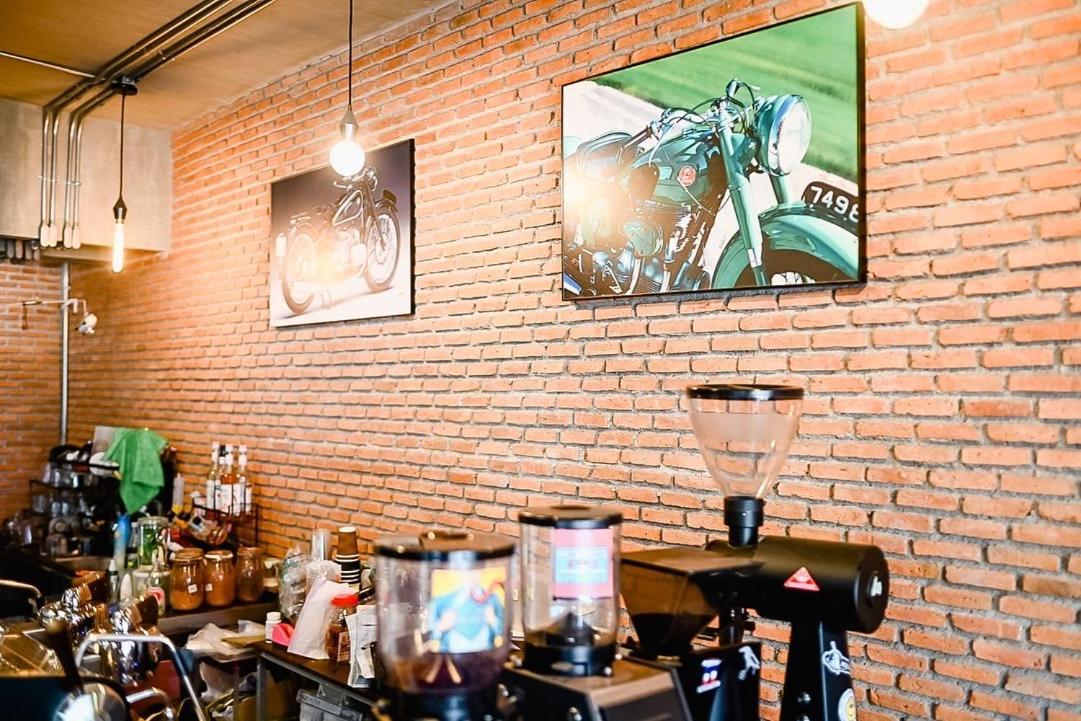 Labkoff Cafe And Hostel Канчанабури Экстерьер фото