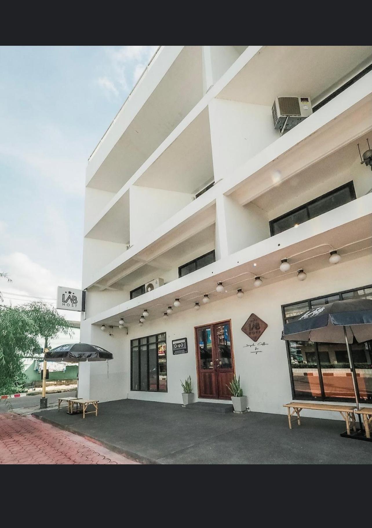Labkoff Cafe And Hostel Канчанабури Экстерьер фото
