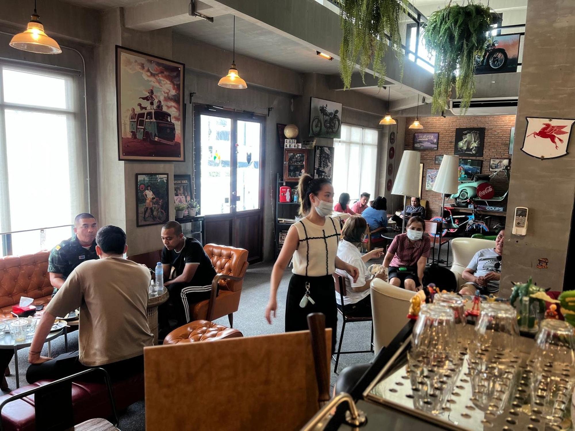 Labkoff Cafe And Hostel Канчанабури Экстерьер фото
